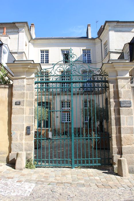 grilles d’accès à la cour rue du docteur Regnault