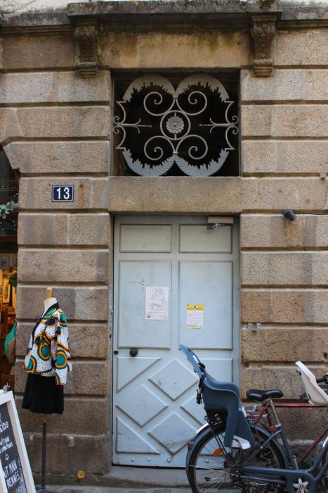 façade sur rue, détail de la porte d’accès