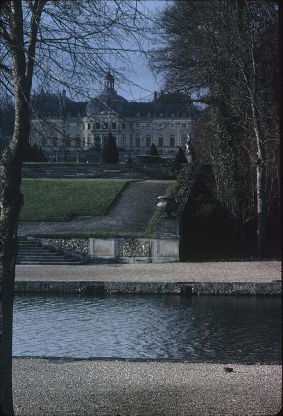 Façade nord sur le parc, bassin au premier plan