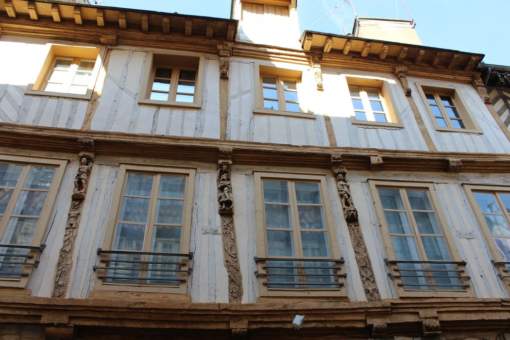 façade sur rue, vue partielle