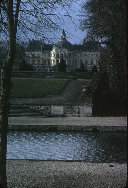 Façade nord sur le parc, bassin au premier plan