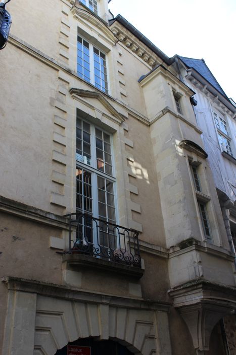 façade sur rue, vue partielle