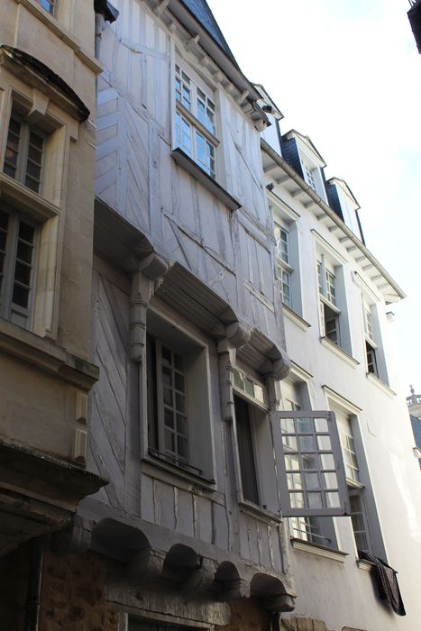 façade sur rue, vue partielle