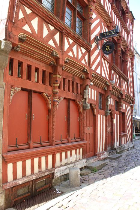 façade sur rue, vue partielle