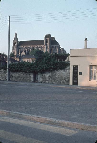 Ensemble sud-est de l'église abbatiale, une rue au premier plan