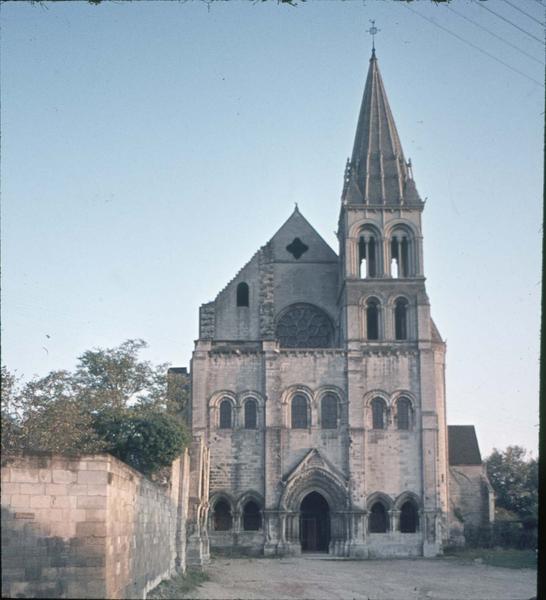 Façade ouest et clocher de l'église abbatiale