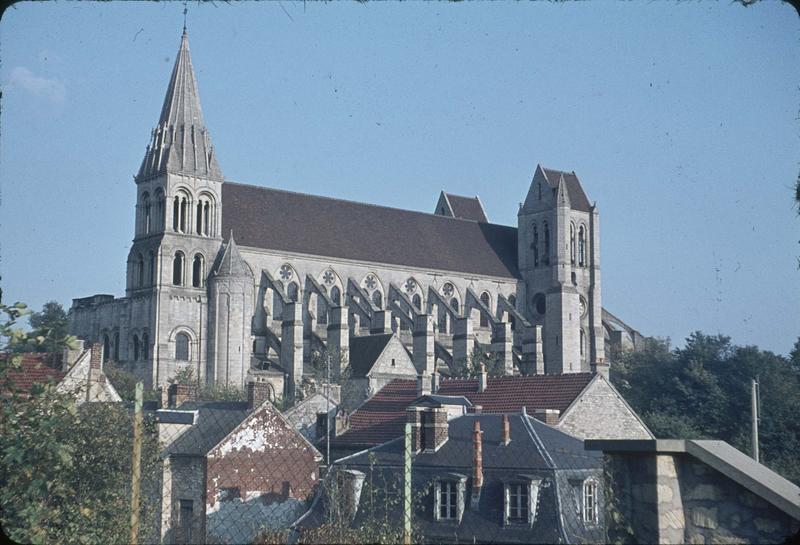 Ensemble sud-ouest de l'église abbatiale, maisons environnantes