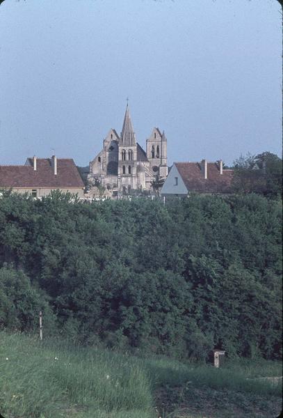 Façade ouest de l'église abbatiale, maisons environnantes