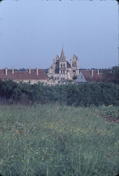 Façade ouest de l'église abbatiale, maisons environnantes