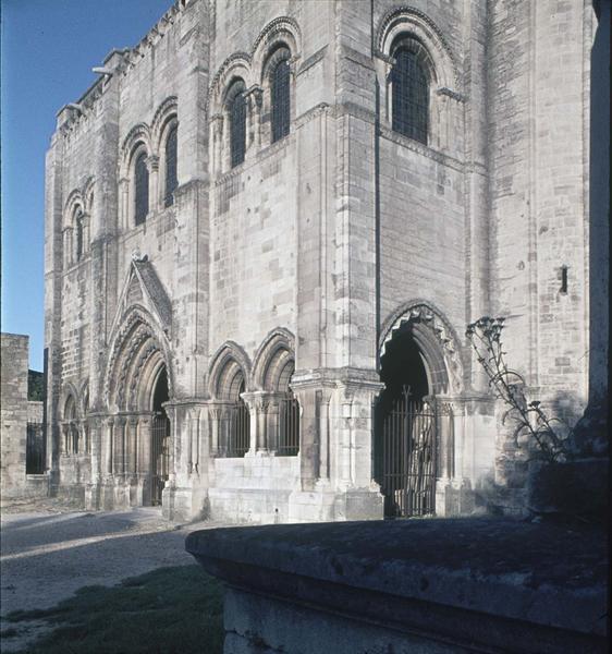 Eglise abbatiale : partie inférieure de la façade ouest vue en perspective