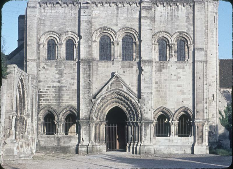 Eglise abbatiale : partie inférieure de la façade ouest