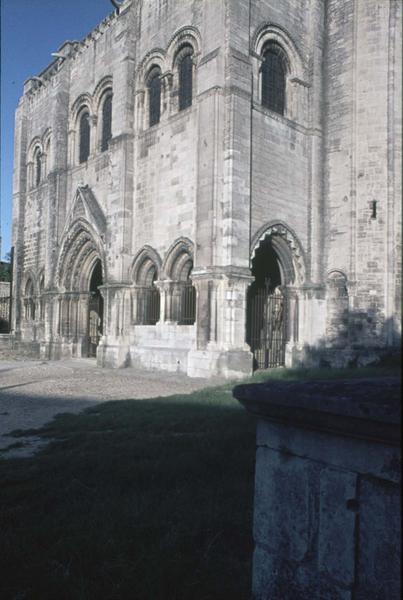 Eglise abbatiale : partie inférieure de la façade ouest vue en perspective