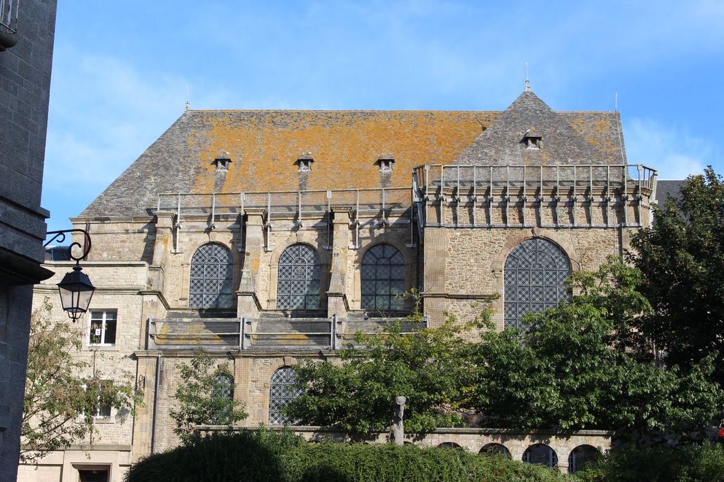 église, façade latérale sud, vue partielle