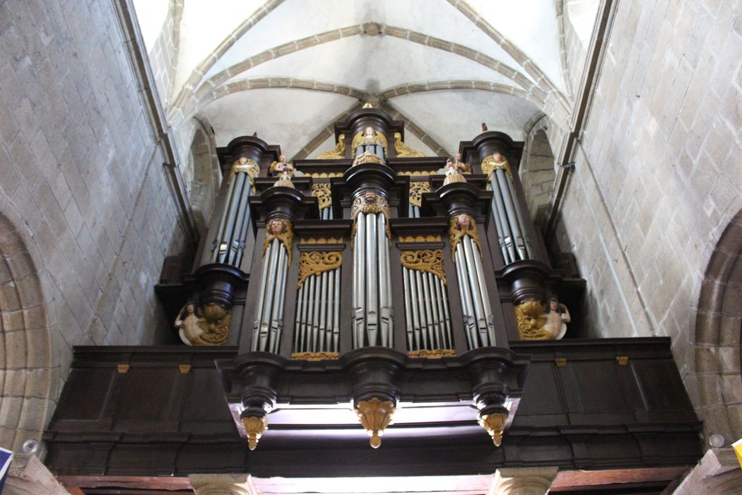 Orgue de tribune : garde-corps de tribune (balustrade) ; buffet d'orgue