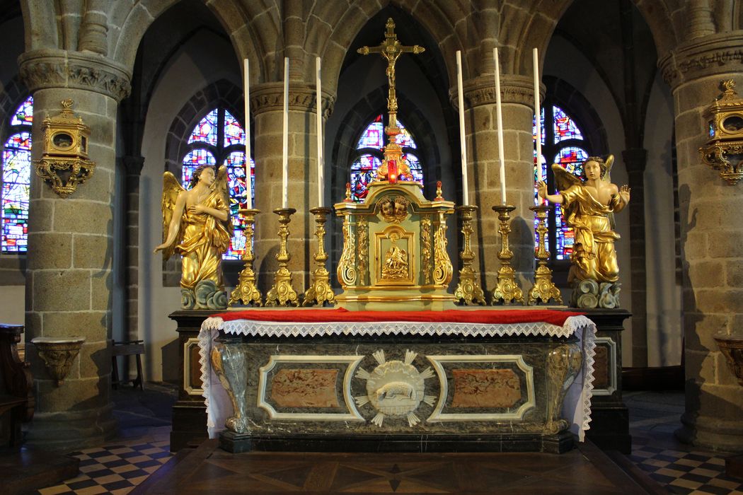 maître-autel, tabernacle, croix et chandeliers (garniture d'autel), statues : anges agenouillés