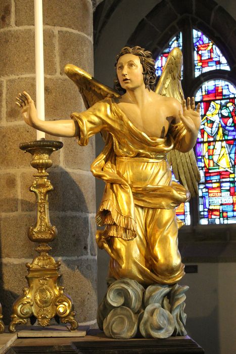 statue du maître-autel : ange agenouillé n°1