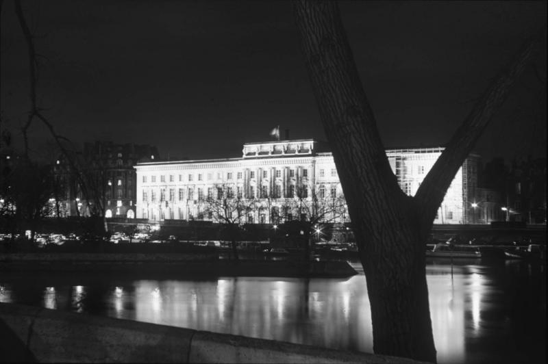 Façade sur le quai de Conti de nuit