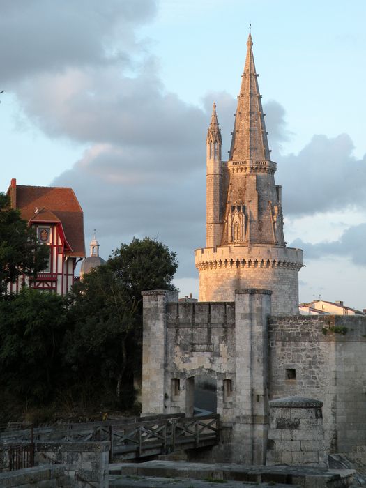 Vue générale de la tour depuis l’Ouest