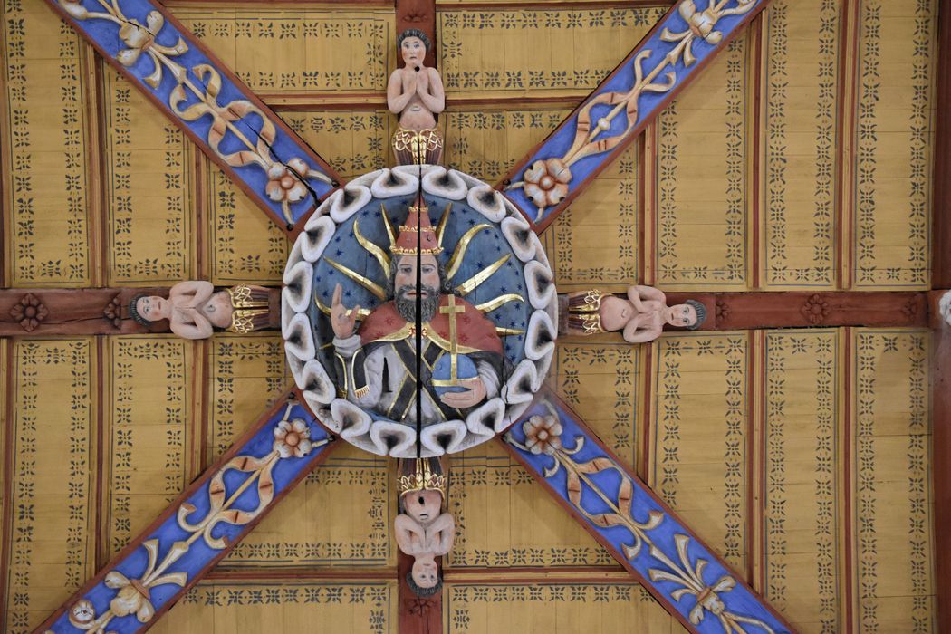 charpente et lambris de couvrement de la nef et du choeur, détail de la clef de voûte de la croisée du transept