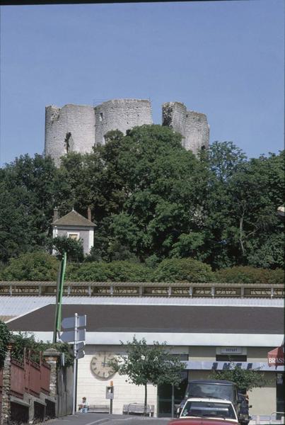 Ruines du donjon, maisons au premier plan