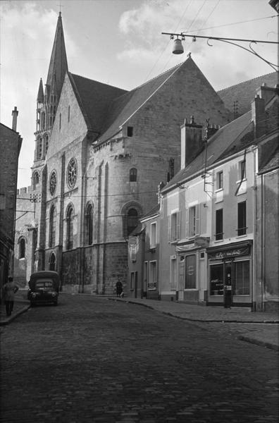 Clocher et façade depuis une rue animée