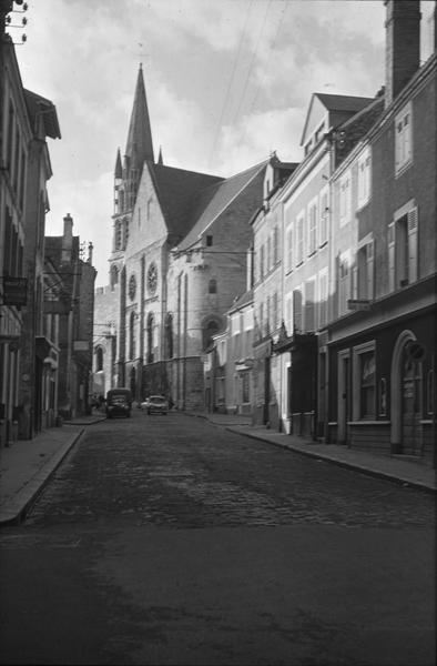 Clocher et façade depuis une rue animée