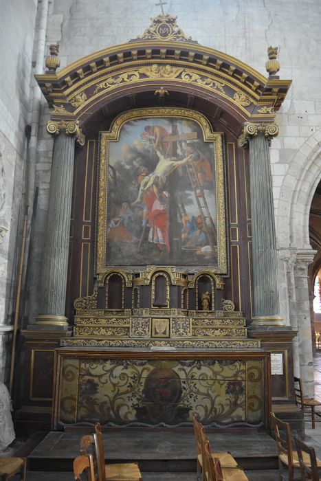 autel du croisillon nord, retable, tabernacle et tableau : la Descente de Croix