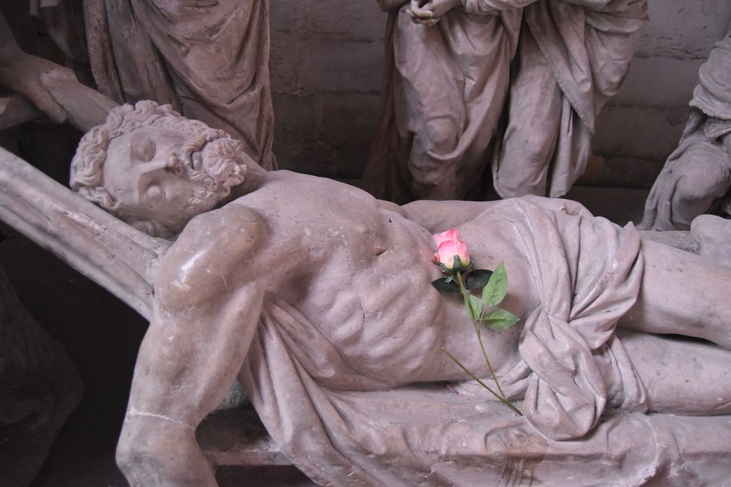 groupe sculpté : Mise au tombeau (la), vue partielle