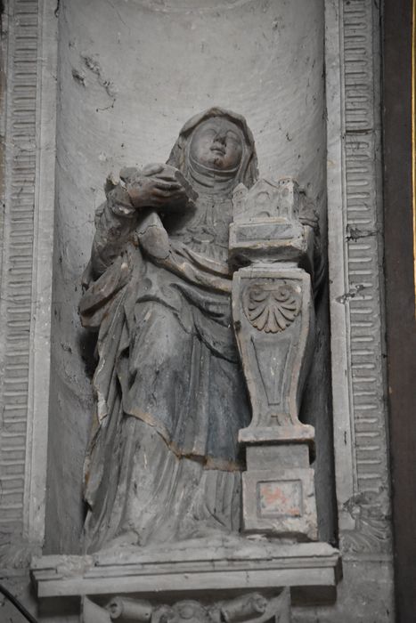 statue : sainte Clotilde tenant la maquette d'une église sur un socle