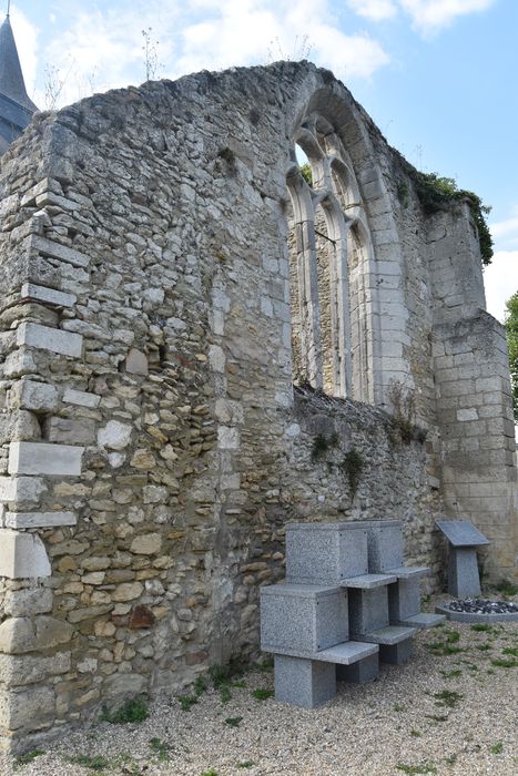 ruines situées à l'Est de l'actuel chevet, vue partielle