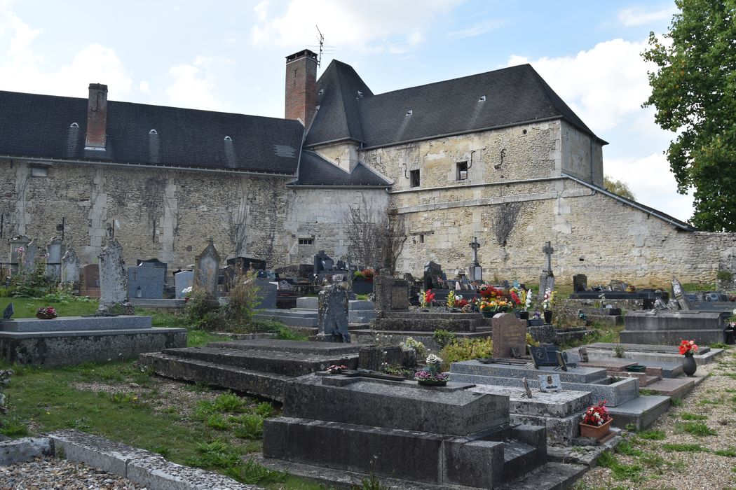 cimetière situé autour de l'église, partie nord