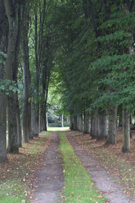 parc, allée ouest-est logeant les douves sud