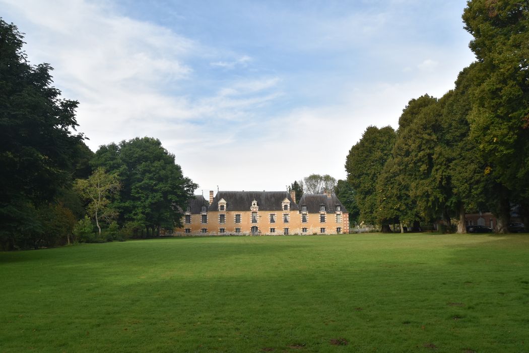 vue générale du château dans son environnement depuis l'Est