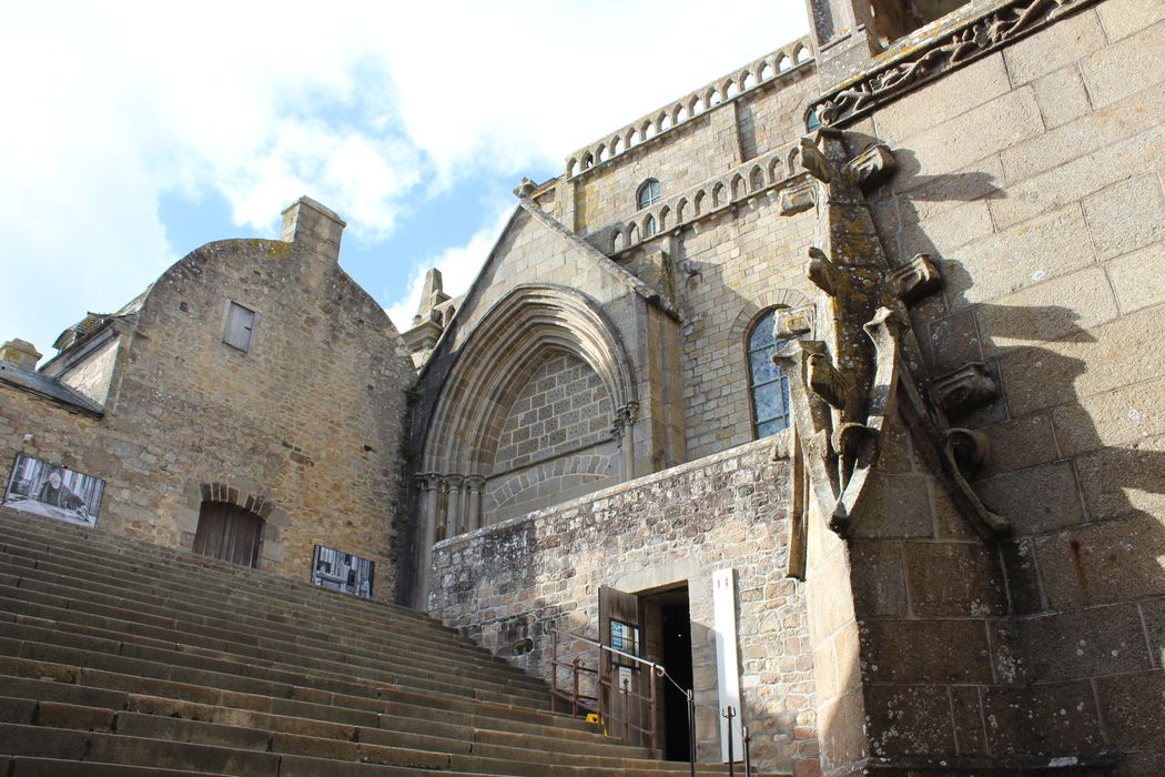 Église abbatiale, façade latérale sud, vue partielle