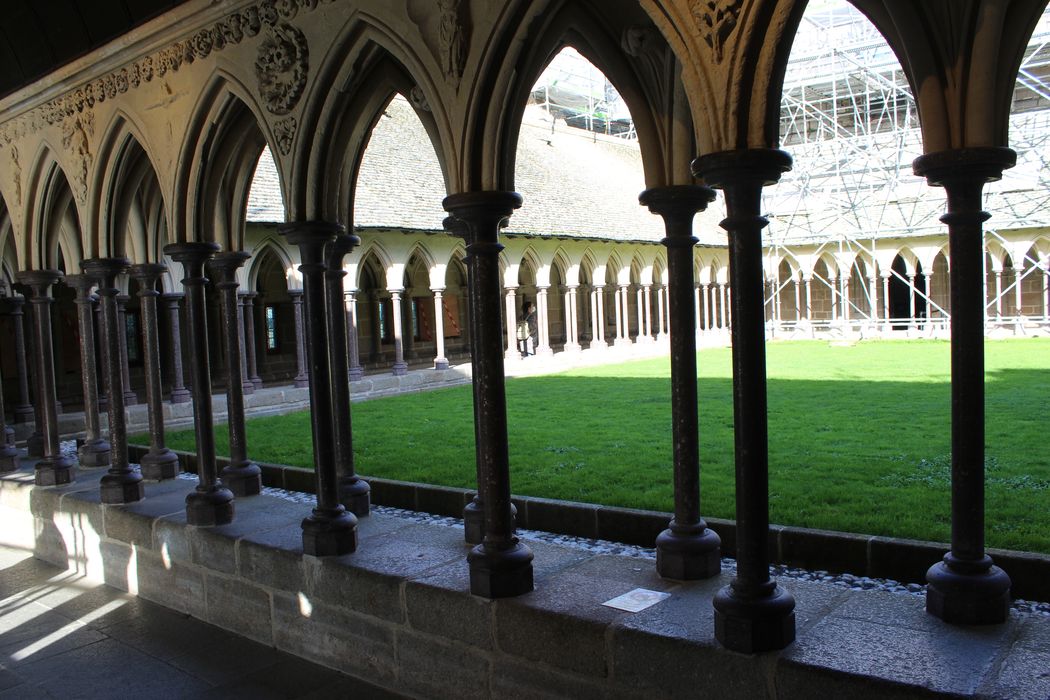 Cloître, galerie ouest, vue partielle