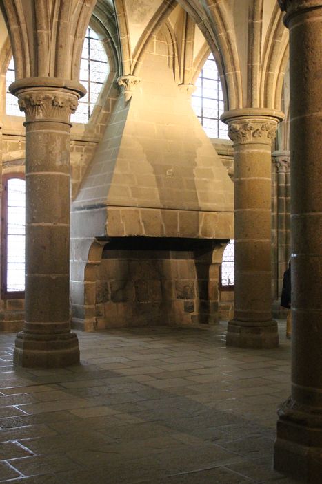 Salle des chevaliers, cheminée monumentale