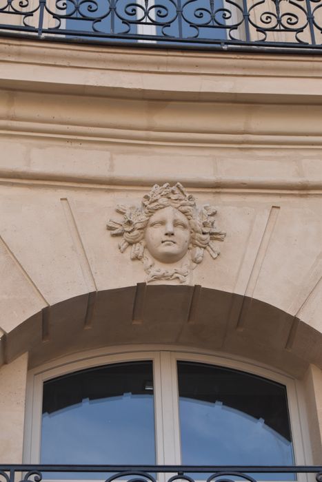 façade sur la place, détail d'un mascaron