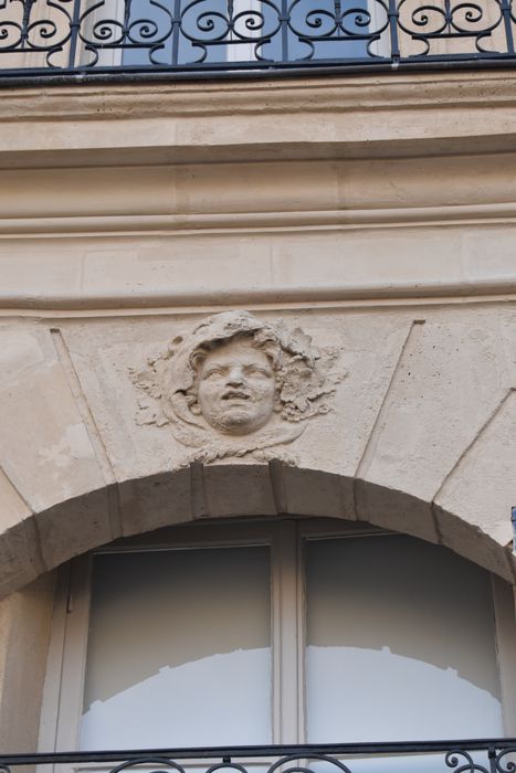 façade sur la place, détail d'un mascaron