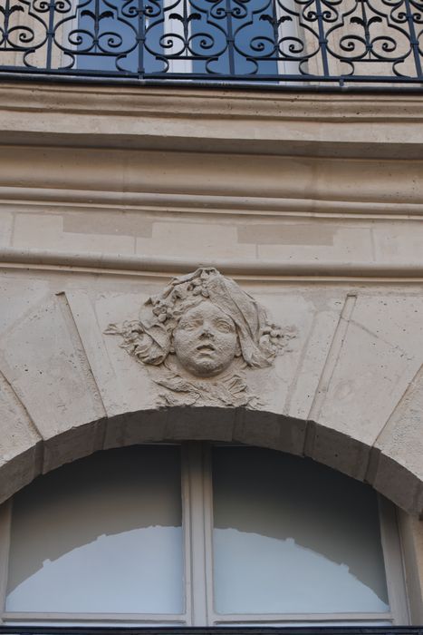 façade sur la place, détail d'un mascaron