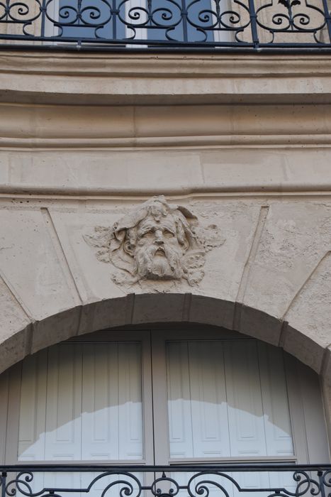 façade sur la place, détail d'un mascaron