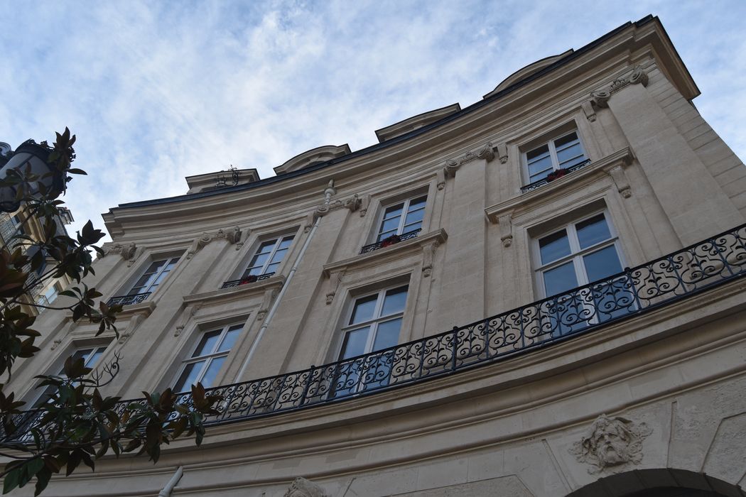 façade sur la place, vue partielle