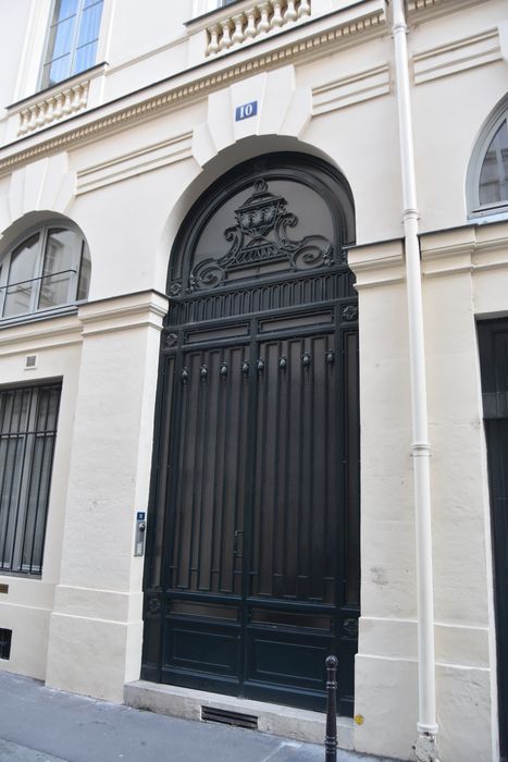 porte d'accès sur rue du n°10