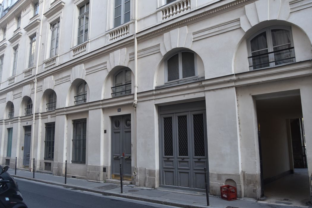 façade sur rue, vue partielle