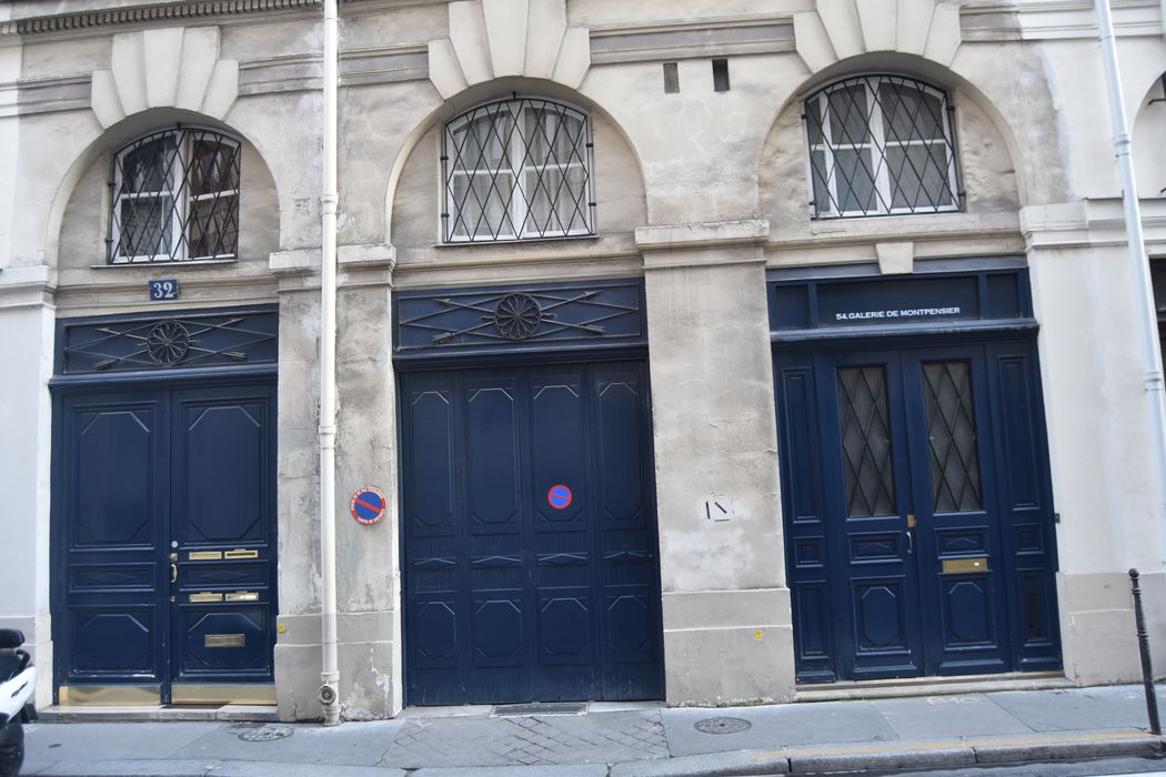 façade sur rue, vue partielle