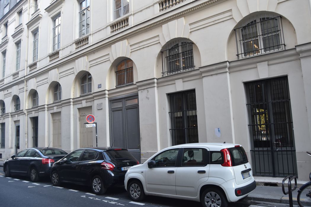 façade sur rue, vue partielle