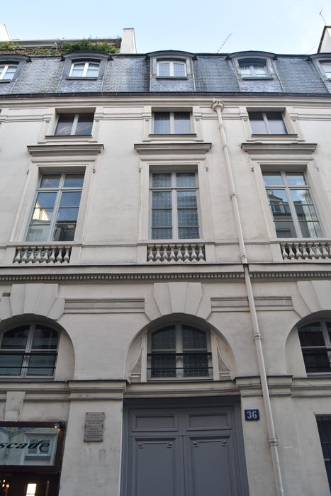 façade sur rue, vue partielle