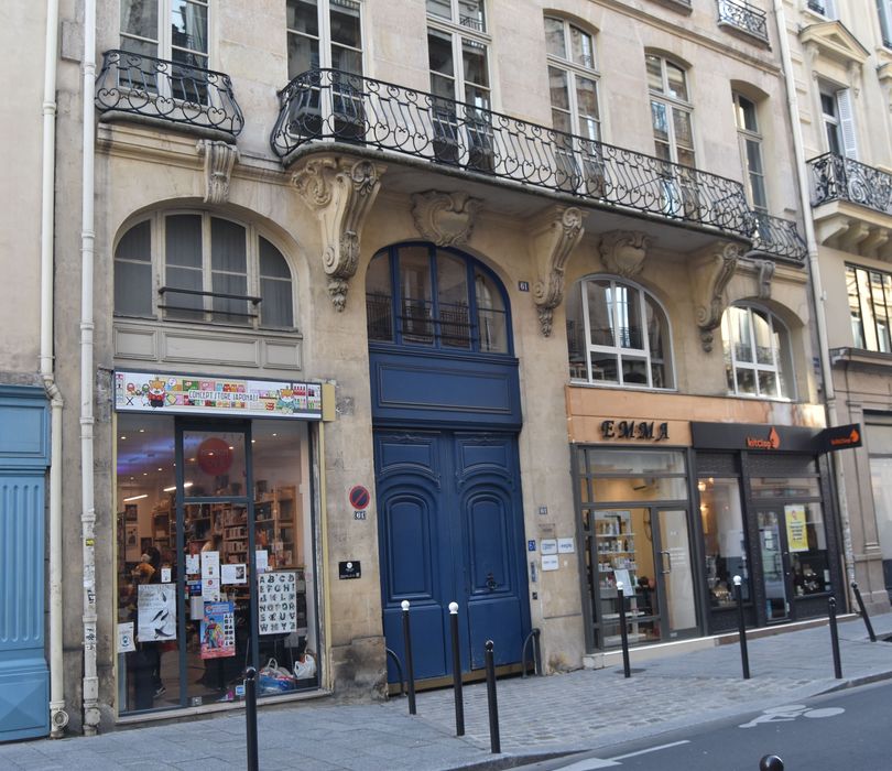 façade sur rue, vue partielle