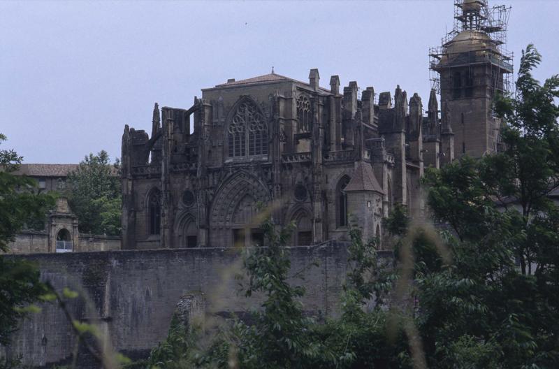 Ensemble sud-ouest de l'église abbatiale, échafaudages sur le clocher