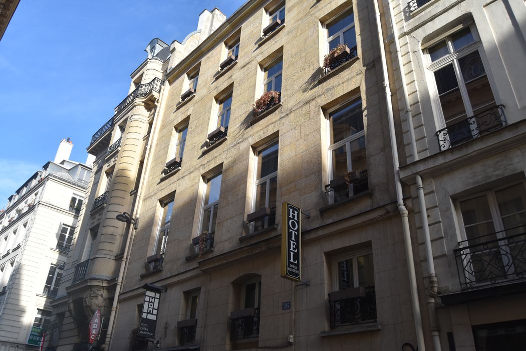 façade sur rue, vue partielle