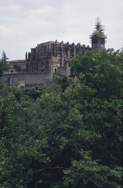 Ensemble sud-ouest de l'église abbatiale, échafaudages sur le clocher